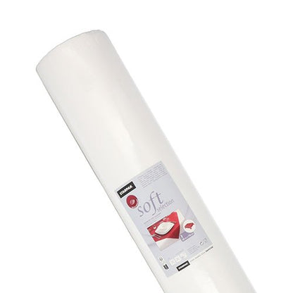 O față de masă mare albă Starpak, asemănătoare cu materialul textil, Vlies „Soft Selection“ (40 m x 1,18 m), este prezentată vertical cu o etichetă cu farfurii, indicându-se ca fiind ideală pentru utilizarea în gastronomie.