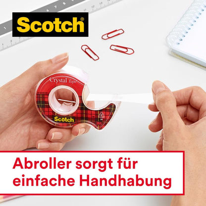 Cineva trage bandă adezivă transparentă Scotch® Crystal Klebeband 6-1915R3/2 dintr-un dozator. În apropiere se află cleme roșii de birou, o riglă și un caiet. Text german: "Dozatorul asigură o manipulare ușoară." Marcă: 3M Deutschland GmbH.