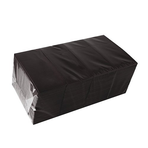 Un teanc de tăvițe pentru tacâmuri Starpak 480, Airlaid 40 cm x 33 cm cu pliuri pentru tacâmuri, este înfășurat în folie de plastic transparentă și plasat pentru o prezentare igienică pe un fundal alb.