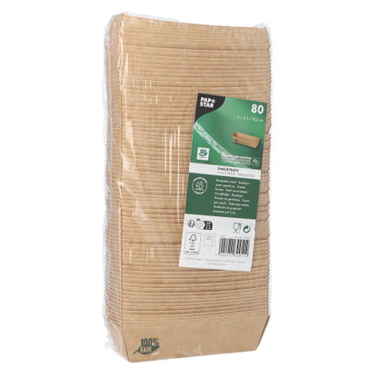 Un pachet sigilat cu 80 de PAPSTAR tăvi de gustări, carton „pure“ maro „100% Fair“, fiecare 23 x 15,5 cm, de la PAPSTAR GmbH, este prevăzut cu o etichetă verde-albă cu informații despre produs și simboluri de reciclare.