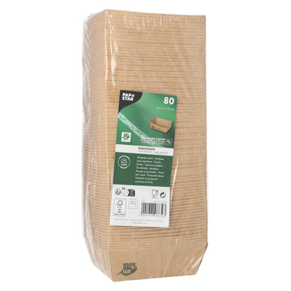 Un pachet ambalat cu 80 de PAPSTAR tăvi de gustări „pure“ maro „100% Fair“ de la PAPSTAR GmbH stă vertical, cu o etichetă pe partea din față care arată detalii despre produs și simboluri pentru ecologie și biodegradabilitate; ambalajul transparent permite vizualizarea tăvilor stivuite în interior.