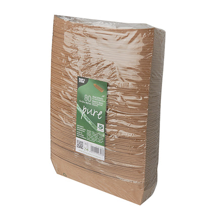 Un pachet sigilat cu 80 de tăvi de gustări „pure“ maro dreptunghiulare PAPSTAR din material biodegradabil cu etichetă verde pe față. Farfuriile de unică folosință sunt stivuite vertical și marcate cu eticheta „100% Fair“ de la PAPSTAR GmbH.