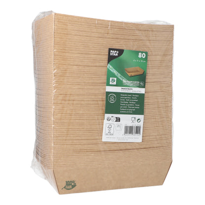 O pachet sigilat cu 80 de tăvi de gustări „pure“ maro de la PAPSTAR GmbH, realizate din hârtie 100% Fair - farfurii dreptunghiulare, ecologice, biodegradabile, ordonat stivuite cu o etichetă verde-albă și învelite în folie transparentă.