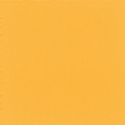 Un prim-plan al unui material textil galben-portocaliu monocrom, cu țesătură diagonală discretă, ideal pentru decorarea mesei sau în combinație cu cele 30 de șervețele cu 2 straturi „PUNTO” 1/4 pliere 38 x 38 cm de la PAPSTAR GmbH pentru decorări de masă impresionante.