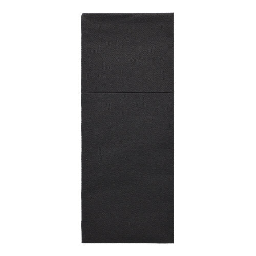 Die Starpak 100 Bestecktaschen, schwarze Airlaid-Servietten (40x48 cm) mit Besteckfalz, eignen sich perfekt für eine stilvolle Tischdekoration und Bestecktaschen-Präsentation vor weißem Hintergrund.