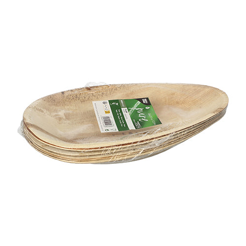 Un teanc de farfurii ovale din frunze de palmier „pure“ de la PAPSTAR GmbH cu 6 farfurii, învelite în folie transparentă și etichetate cu un autocolant verde-alb – perfecte pentru evenimente ecologice.