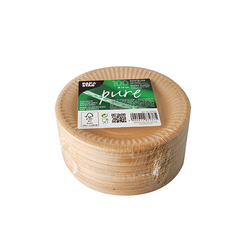 Ein Stapel runder, hellbrauner PAPSTAR 100 Teller Pappe "pure" von PAPSTAR GmbH. Die oberste Pappteller zeigt ein grünes Label mit Produktdetails, Barcode und FSC-zertifizierten Symbolen vor weißem Hintergrund.