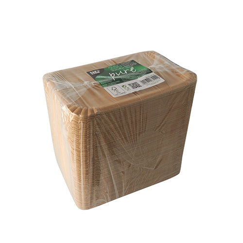 Ein Stapel quadratischer, umweltfreundlicher PAPSTAR 250 Teller "pure" weißer Pappteller der PAPSTAR GmbH, hergestellt aus Frischfaserkarton und verpackt in klarem Kunststoff mit grün-weißem Top-Label.