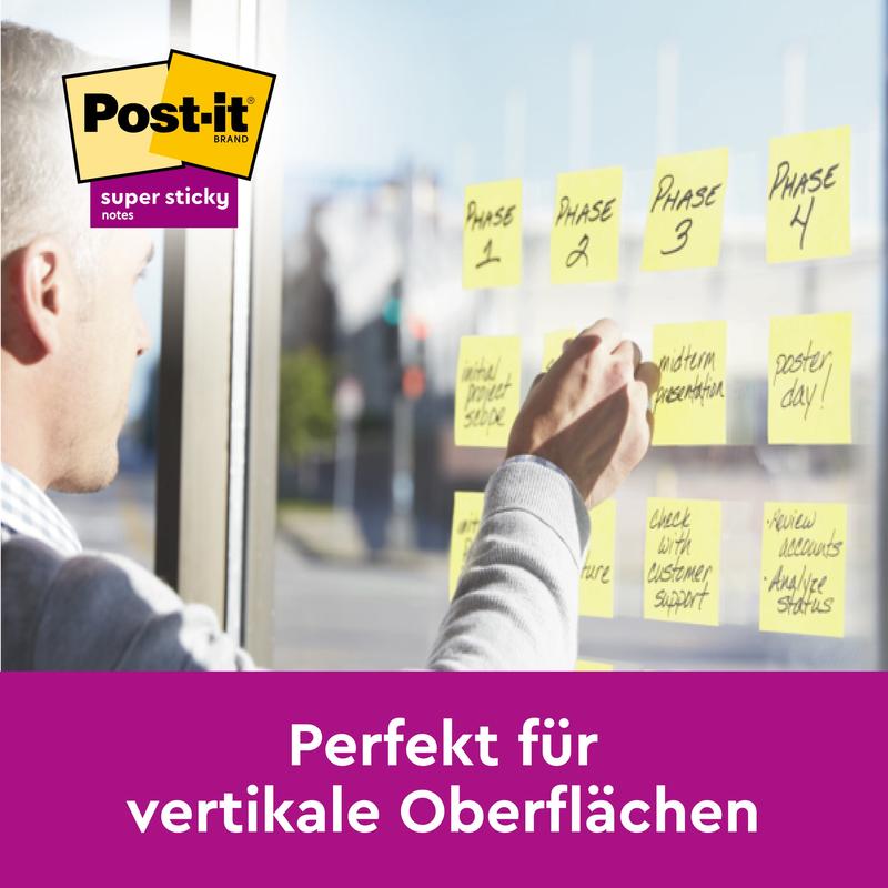 O persoană lipește notițe 3M Post-it® Super Sticky (76 mm x 76 mm, 45 foi/bloc, 100% PEFC) etapizat pe un perete de sticlă. Textul spune "Perfect pentru suprafețe verticale", cu logo-ul Post-it Super Sticky în stânga sus.