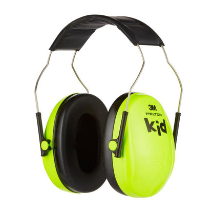 Protecția auditivă 3M™ PELTOR™ pentru copii de la 3M Deutschland GmbH dispune de protecție auditivă verde neon cu perne de urechi negre și o bandă de cap neagră căptușită, special dezvoltată pentru protecția auditivă a copiilor.