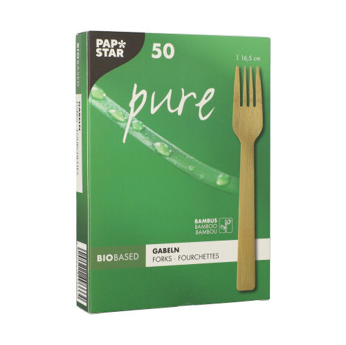 O cutie verde de furculițe din bambus "pure" de la PAPSTAR GmbH, 16,5 cm, ecologice, în tavă de carton (50 bucăți), cu o imagine a unei furculițe de bambus și picături de apă pe un trunchi de bambus pe partea din față.