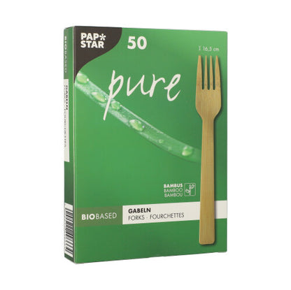 O cutie verde de furculițe din bambus "pure" de la PAPSTAR GmbH, 16,5 cm, ecologice, în tavă de carton (50 bucăți), cu o imagine a unei furculițe de bambus și picături de apă pe un trunchi de bambus pe partea din față.