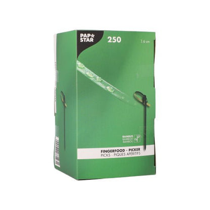 O cutie verde cu inscripția „PAPSTAR GmbH” conține 250 de scobitori Fingerfood ecologice, biodegradabile (fiecare de 9 cm). Cutia PAPSTAR 250 de scobitori Fingerfood afișează imagini ale produsului și descrieri multilingve, inclusiv în engleză și franceză.