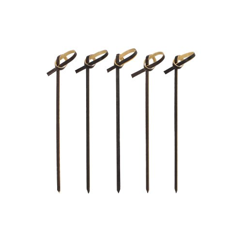 Cinci scobitori Fingerfood maro de tip PAPSTAR 250 din lemn ale PAPSTAR GmbH cu capete în formă de buclă sunt aranjate vertical pe un fundal alb și oferă o alternativă ecologică și elegantă pentru petrecerile cu cocktailuri.