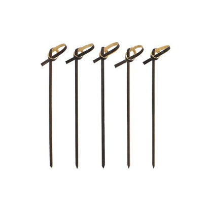 Cinci scobitori Fingerfood maro de tip PAPSTAR 250 din lemn ale PAPSTAR GmbH cu capete în formă de buclă sunt aranjate vertical pe un fundal alb și oferă o alternativă ecologică și elegantă pentru petrecerile cu cocktailuri.