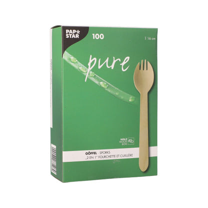 Eine grüne Box der PAPSTAR GmbH mit der Aufschrift "pure" enthält 100 umweltfreundliche Holz-Göffel (16 cm) in einem Papptray, mit mehrsprachigem Branding und Produktinfos und bietet eine nachhaltige Alternative zu herkömmlichen Utensilien.
