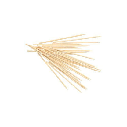 Un teanc de PAPSTAR frigărui de bambus „pure” pentru fingerfood, 10 cm, Ø 2,5 mm (1000 bucăți) de la PAPSTAR GmbH împrăștiat pe fundal alb.