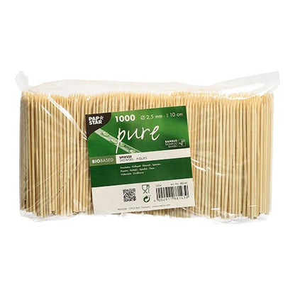 Un pachet sigilat cu 1.000 de PAPSTAR frigărui de bambus „pure” pentru fingerfood, 10 cm x 2,5 mm, de la PAPSTAR GmbH. Etichetă alb-verde cu cod de bare. Ideal ca frigărui sustenabile pentru fingerfood la petreceri și evenimente.