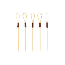 Patruzeci de scobitori pentru aperitive de 10 cm "Loop" Cocktail Picks ale PAPSTAR GmbH, ideale pentru gustări și aperitive, se remarcă printr-un design unic Loop cu secțiuni înfășurate în maro închis, aranjate vertical pe un fundal alb simplu.