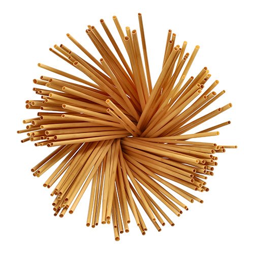 Un mănunchi de paie PAPSTAR "pure" (Ø 4 mm, 23 cm, 150 bucăți) ale PAPSTAR GmbH se deschide circular pe un fundal alb și amintește de spaghetele nefierte, aranjate ca paie ecologice.