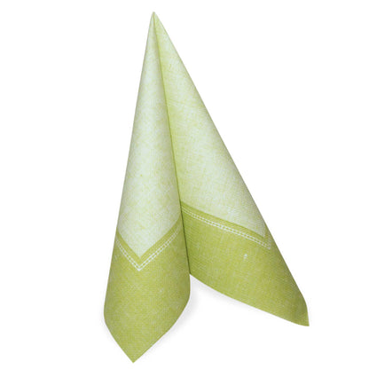 Șervețelul PAPSTAR GmbH 50 "ROYAL Collection" 1/4 pliere verde (40 x 40 cm) este așezat vertical cu două capete ascuțite, are o margine verde deschis și cusături vizibile.