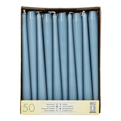 Eine Pappschachtel mit 50 Starpak Leuchterkerzen (Ø 2,2 cm - 25 cm), die aufrecht in Reihen angeordnet sind, mit einem Etikett auf der Vorderseite, auf dem die technischen Daten und die lange Brenndauer für den längeren Gebrauch angegeben sind.