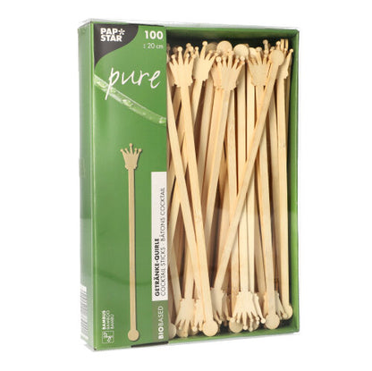 Eine Packung mit 100 PAPSTAR 20cm Getränke-Quirlen aus biologisch abbaubarem Bambus, kronenförmig, teils durch das Sichtfenster sichtbar. Die Verpackung trägt das Logo der PAPSTAR GmbH.