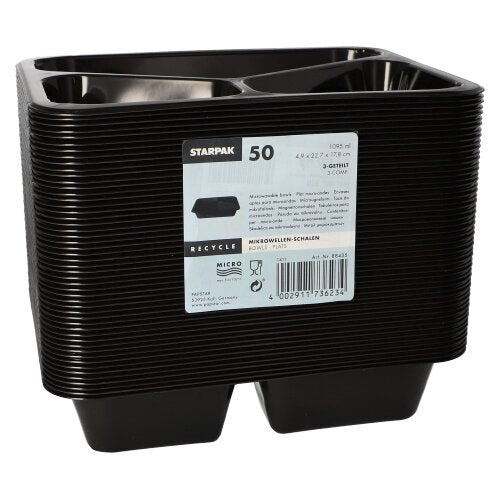 Un teanc de tăvi negre, dreptunghiulare Starpak 50 pentru microunde, PP, cu o etichetă pe partea frontală, pe care sunt indicate marca Starpak, cantitatea (50), dimensiunile și codul de bare și care sunt marcate ca fiind potrivite pentru microunde.