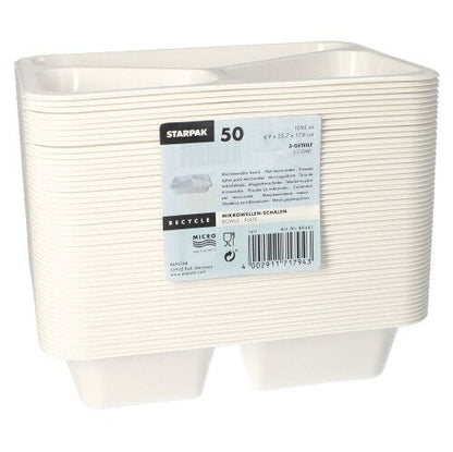 Un teanc de 50 de tăvi Starpak pentru microunde (PP), fiecare cu un perete despărțitor, cu marca „Starpak” pe un autocolant gri cu informații despre reciclare și cod de bare pe partea frontală; fabricate din polipropilenă reutilizabilă.