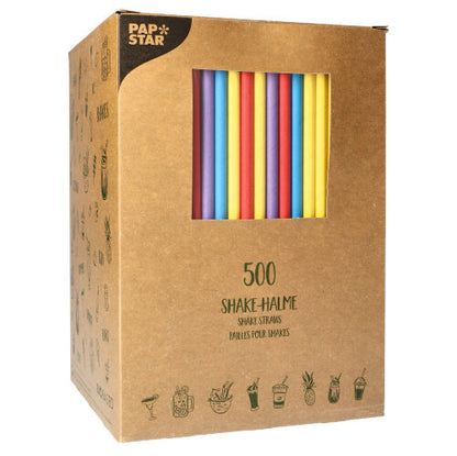 Printr-o fereastră este vizibilă o cutie maro cu 500 de paie din hârtie PAPSTAR-Shake (8 mm × 25 cm). În colțul din stânga sus se vede sigla PAPSTAR GmbH, pe față și pe lateral sunt imprimate simboluri și text.