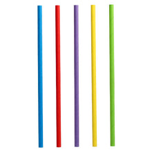 Fünf PAPSTAR 100 Shake-Halme aus Papier (ø 8 mm) von PAPSTAR GmbH in Blau, Rot, Lila, Gelb und Grün stehen aufrecht nebeneinander vor weißem Hintergrund.