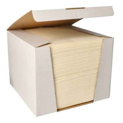 Într-o cutie mare deschisă se află un pachet ordonat de PAPSTAR 100 șervețele „ROYAL Collection“ 1/4-pliat, 40 cm x 40 cm, al PAPSTAR GmbH.