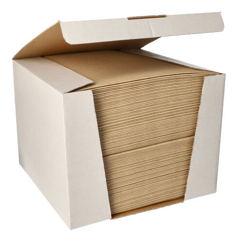 Într-o cutie deschisă se află un teanc mare de PAPSTAR 100 de șervețele „ROYAL Collection“ 1/4-Falz 40x40 cm de la PAPSTAR GmbH din material de înaltă calitate, aranjate clar.