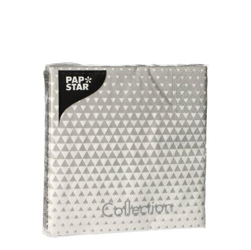 Un pachet sigilat cu 20 de șervețele PAPSTAR, 25 x 25 cm, 3 straturi, 1/4 pliate de la PAPSTAR GmbH, prezintă un design triunghiular gri-alb – ideal pentru o decorare elegantă a mesei – pe un fundal alb simplu.