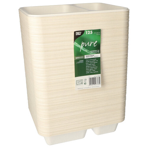 Un teanc de tăvi de unică folosință crem, dreptunghiulare, împărțite în 2, din trestie de zahăr de la PAPSTAR GmbH, prevăzut cu o etichetă verde-albă cu marca „PAPSTAR 125 tăvițe sigilate, trestie de zahăr împărțite în 2” și un număr de 125 de tăvițe.