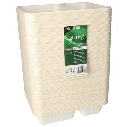 Un teanc de tăvi de unică folosință crem, dreptunghiulare, împărțite în 2, din trestie de zahăr de la PAPSTAR GmbH, prevăzut cu o etichetă verde-albă cu marca „PAPSTAR 125 tăvițe sigilate, trestie de zahăr împărțite în 2” și un număr de 125 de tăvițe.