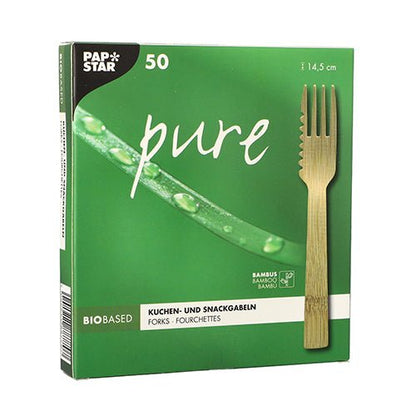 O cutie verde PAPSTAR pure conține 50 de furculițe pentru gustări din bambus, ecologice și pe bază de biomasă (14,5 cm, zimțate) de la PAPSTAR GmbH. Partea din față arată o furculiță, o frunză de bambus cu picături și este prevăzută cu text în germană, franceză și engleză.