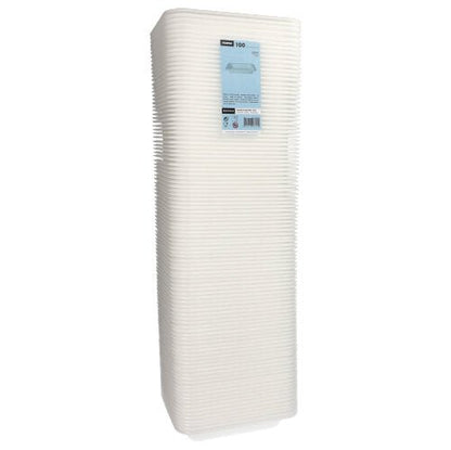 Este prezentat un teanc înalt de tăvi dreptunghiulare albe Starpak 100 Siegelschalen, XPS alb laminate, de la Starpak. Tava de sus poartă o etichetă albastră de produs, care evidențiază această soluție practică de ambalare.