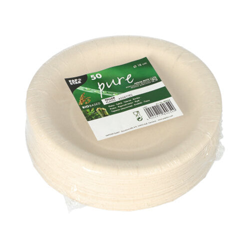 Un teanc de farfurii albe, rotunde, de unică folosință de tip PAPSTAR 50 Teller „pure”, fabricate din resturi agricole, biodegradabile și ecologice, ambalate în folie de plastic și prevăzute cu o etichetă verde-albă de la PAPSTAR GmbH.