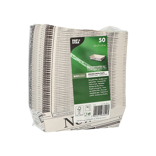 Un pachet cu 50 de tăvi albe PAPSTAR pentru cartofi prăjiți „Newsprint” (PAPSTAR GmbH), ambalate în folie transparentă, dimensiuni 3,5 x 7 x 1,2 inci, ideale pentru standuri de gustări, cu design de tipar de ziar și etichetă de produs verde.