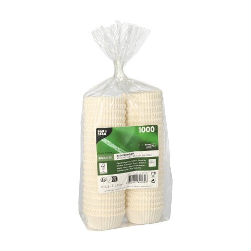 Într-o pungă de plastic transparentă se află un teanc de 1.000 de PAPSTAR 1000 forme de copt rotunde de la PAPSTAR GmbH, prevăzute cu o etichetă mijlocie verde-albă cu detalii despre produs.