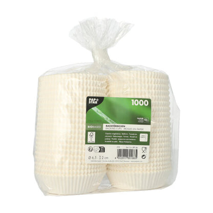 Un ambalaj din plastic transparent conține patru stive de forme de copt din hârtie „PAPSTAR 1000 forme de copt rotunde” de la PAPSTAR GmbH cu o etichetă verde, pe care sunt indicate 1000 de bucăți, informații despre materialul biobazat și alte detalii despre produs.