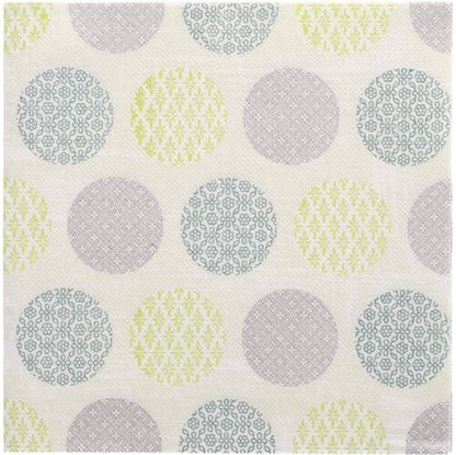 PAPSTAR 50 șervețele "ROYAL Collection" 1/4-pliere 40 x 40 cm verde de la PAPSTAR GmbH se remarcă printr-o suprafață texturată cu cercuri uniform distribuite în gri, albastru și verde pe alb, fiecare umplut cu modele geometrice sau florale delicate.