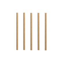 Fünf braune PAPSTAR 500 Cocktail Trinkhalme (Papier, Ø 7 mm, 15 cm) der PAPSTAR GmbH stehen aufrecht in einer Reihe vor einem schlichten weißen Hintergrund.