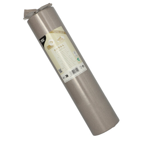 Un șervet de masă de 24 m x 40 cm PAPSTAR din colecția ROYAL de la PAPSTAR GmbH, realizat din șervețel de înaltă calitate în argintiu, este ambalat în folie și prevăzut cu o etichetă cu detalii despre produs, simboluri de reciclare și dimensiuni.