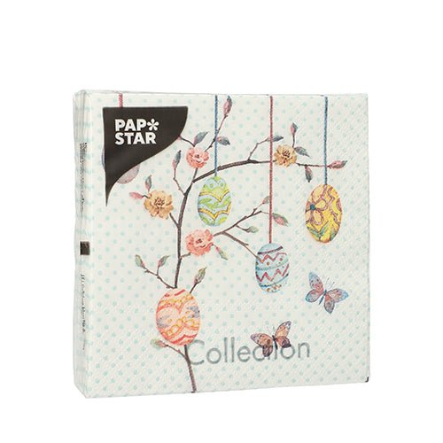Un pachet pătrat cu 20 de șervețele de la PAPSTAR GmbH, 25 cm x 25 cm, 3 straturi, prezintă o etichetă și ouă de Paște decorate pe ramuri cu flori și fluturi pe un fundal albastru deschis cu puncte.