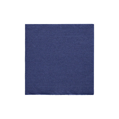 O bucată pătrată de material textil albastru structurat, similar cu PAPSTAR șervețele 1/4-pliu, 24x24 cm albastru închis „DAILY Collection” folie (20 bucăți) de la PAPSTAR GmbH, prezentată pe un fundal alb simplu.