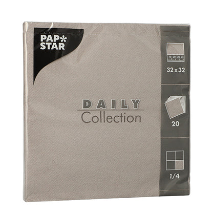 Die 20 Servietten „DAILY Collection“ (32x32 cm, 1/4-Falz) der PAPSTAR GmbH kommen in einer stilvollen hellbraunen Verpackung mit silbernem und weißem Text, perfekt für eine elegante Tischdekoration.