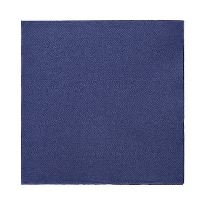 Un șervețel simplu albastru închis PAPSTAR 50 șervețele „DAILY Collection“ (32x32 cm, 1/4-pliu) de la PAPSTAR GmbH este prezentat pe un fundal alb. Șervețelul de înaltă calitate impresionează prin structura sa simplă, fără model.