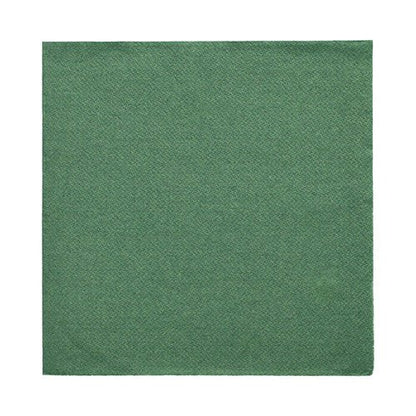 Un șervețel verde pătrat din PAPSTAR 50 șervețele „DAILY Collection“ (32 x 32 cm, 1/4-pliu) de la PAPSTAR GmbH se prezintă pe un fundal alb și subliniază astfel eleganța sa simplă.